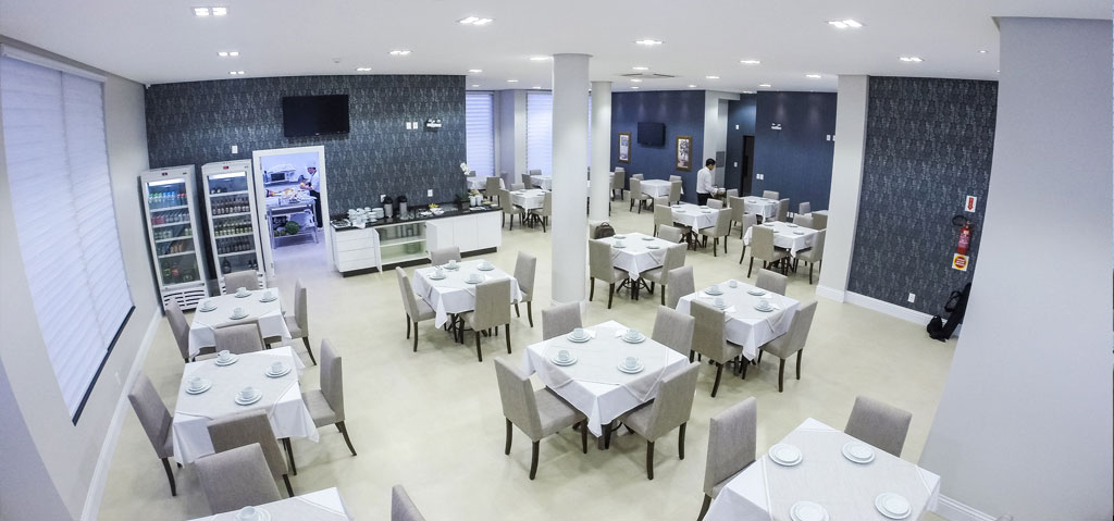 Salão do restaurante do Seville Park Hotel posto para o jantar